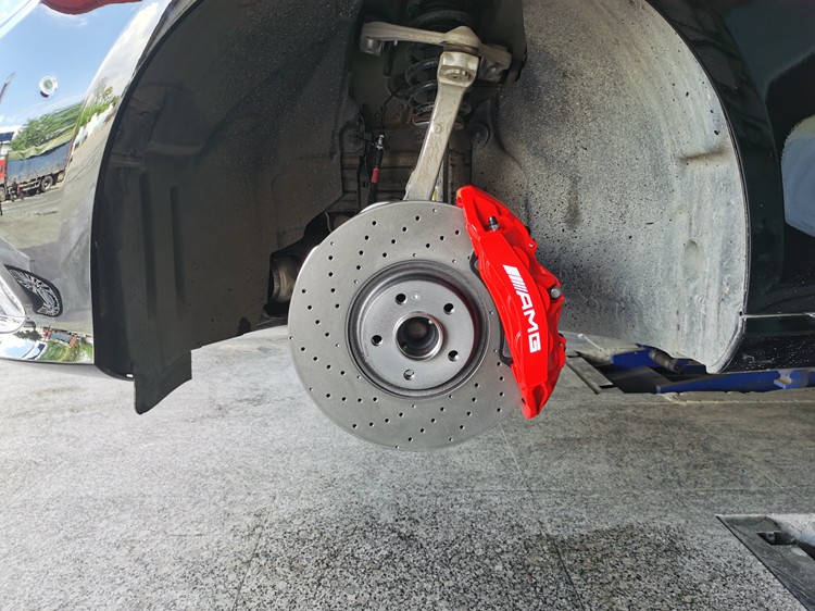 成都奔馳E300剎車改裝AMG六活塞剎車套件