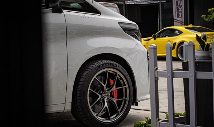 成都埃爾法輪轂制動(dòng)改裝升級(jí)BBS輪轂Brembo剎車(chē)