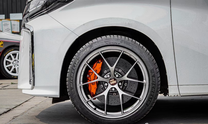 成都埃爾法輪轂制動(dòng)改裝升級(jí)BBS輪轂Brembo剎車(chē)